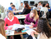 Groupe en réunion de travail