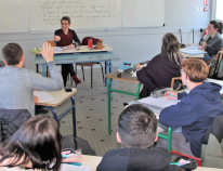 Étudiants utilisant une tablette