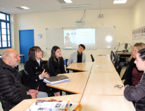 Étudiants consultant un dossier